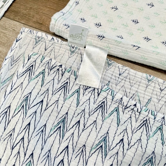 Aden + Anais Swaddle Blankets Leaves/arrows /Spots/Stars Lot of 4 EUC - Picture 2 of 5